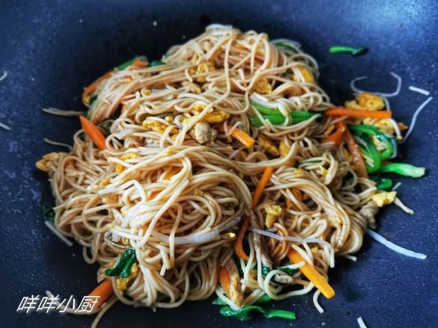  不知不觉|早饭一碗炒面解决，荤素齐全，不知不觉吃到撑，方法简单易学