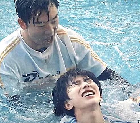  精致|《奔跑吧》最新泳池照：蔡徐坤奶包，何洛洛精致，周震南认不出