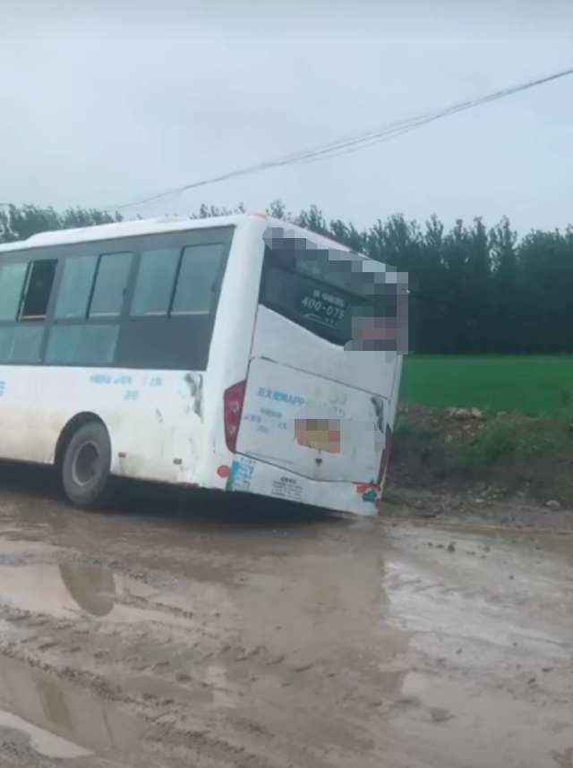 轮子|一辆客车，路边不知道是有坑还是有鲜土，客车轮子陷里面了