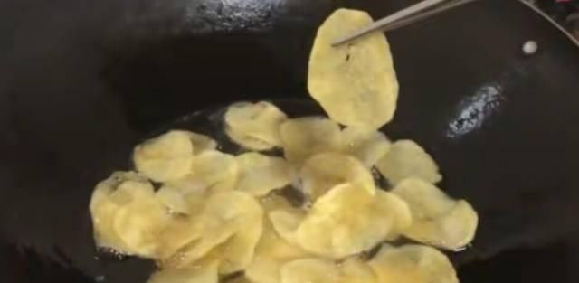 薯片|孩子学习累了,妈妈给炸了薯片,她们吃得很开心