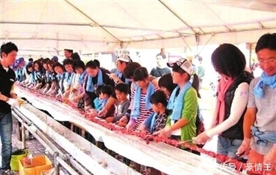 撸串|日本造出世界最长烤肉串,这够多少人同时撸串?
