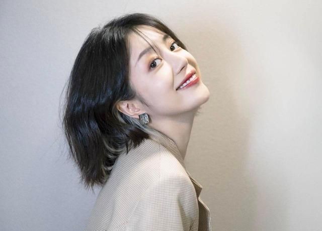 杨幂|与杨幂解约后空窗2年,和昔日同事同台PK,她被指成“背景板”