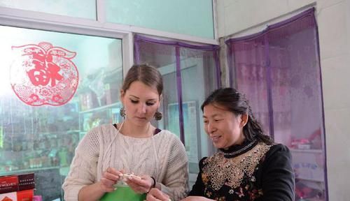 惯坏|只要婆婆一在家，俄罗斯媳妇就成这样，丈夫：惯坏了吧！