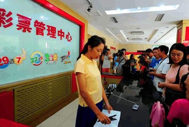 彩票|万一买彩票中奖了，想要领奖，有些流程你得知道