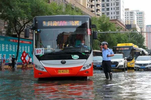 感动！冰城交警，暴雨中的逆行者|风里雨里路上有你| 积水