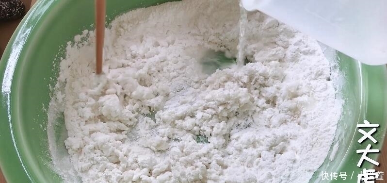 开水烫|糯米粉开水烫一烫,比年糕简单,比糍粑好吃,一学就会