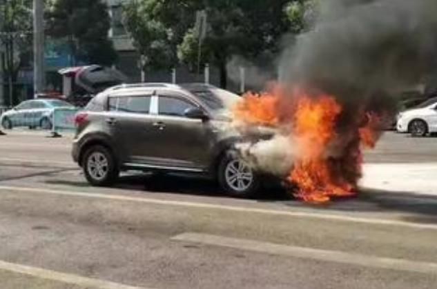  宝骏|高速偶遇宝骏起火，一路火光带白烟，路人猛按喇叭
