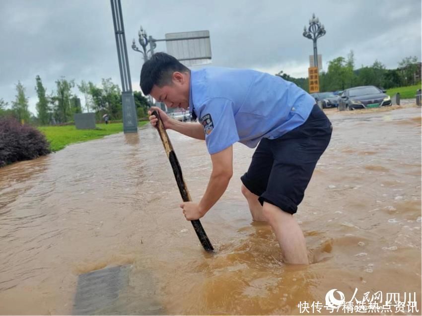 四川蓬安：交警秒变“清理工” 疏通排水保畅通