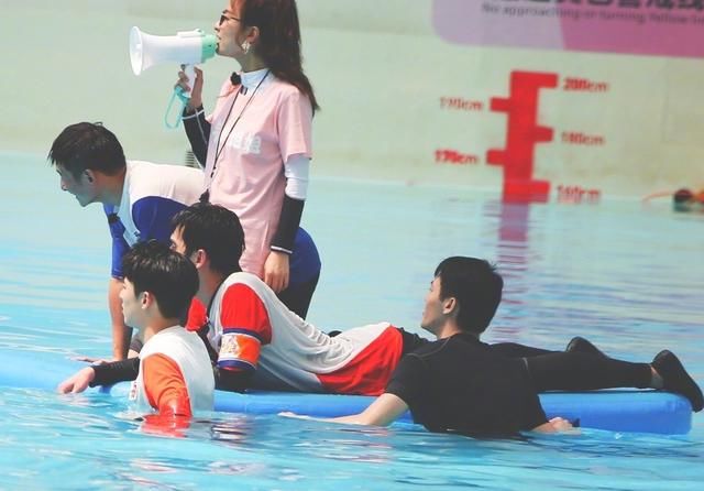  元气|《元气满满的哥哥》新路透，看到杨洋湿身后的胸肌，粉丝不淡定了