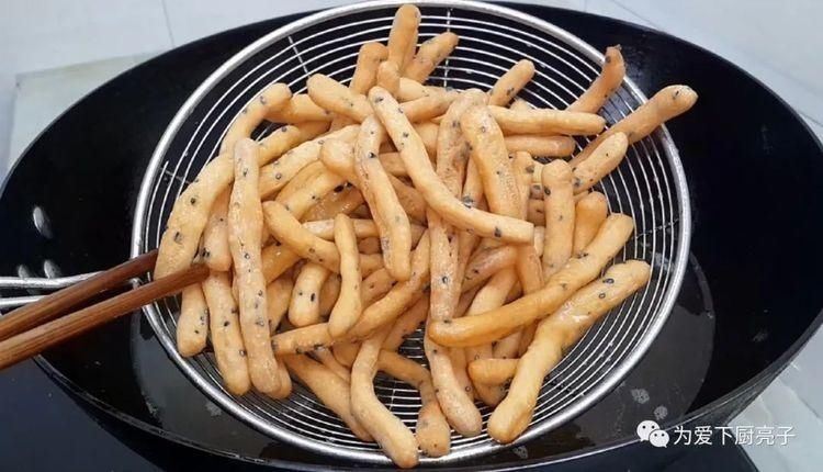  简单|油条这做法才简单，切一切炸一炸，个个焦脆又香甜，学会能开店了