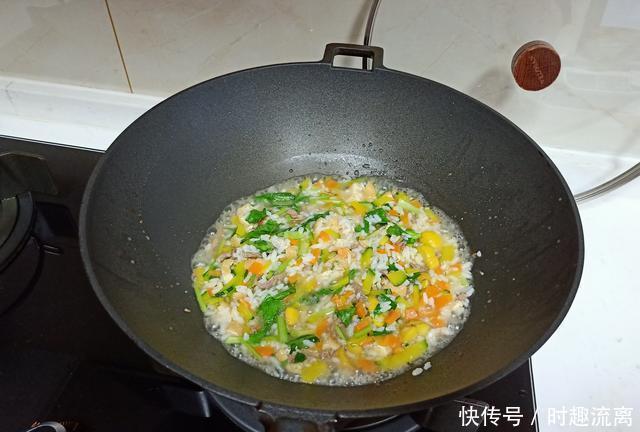 却说|今天晚餐只有1碗剩米饭,晒朋友圈,网友却说:太豪华了