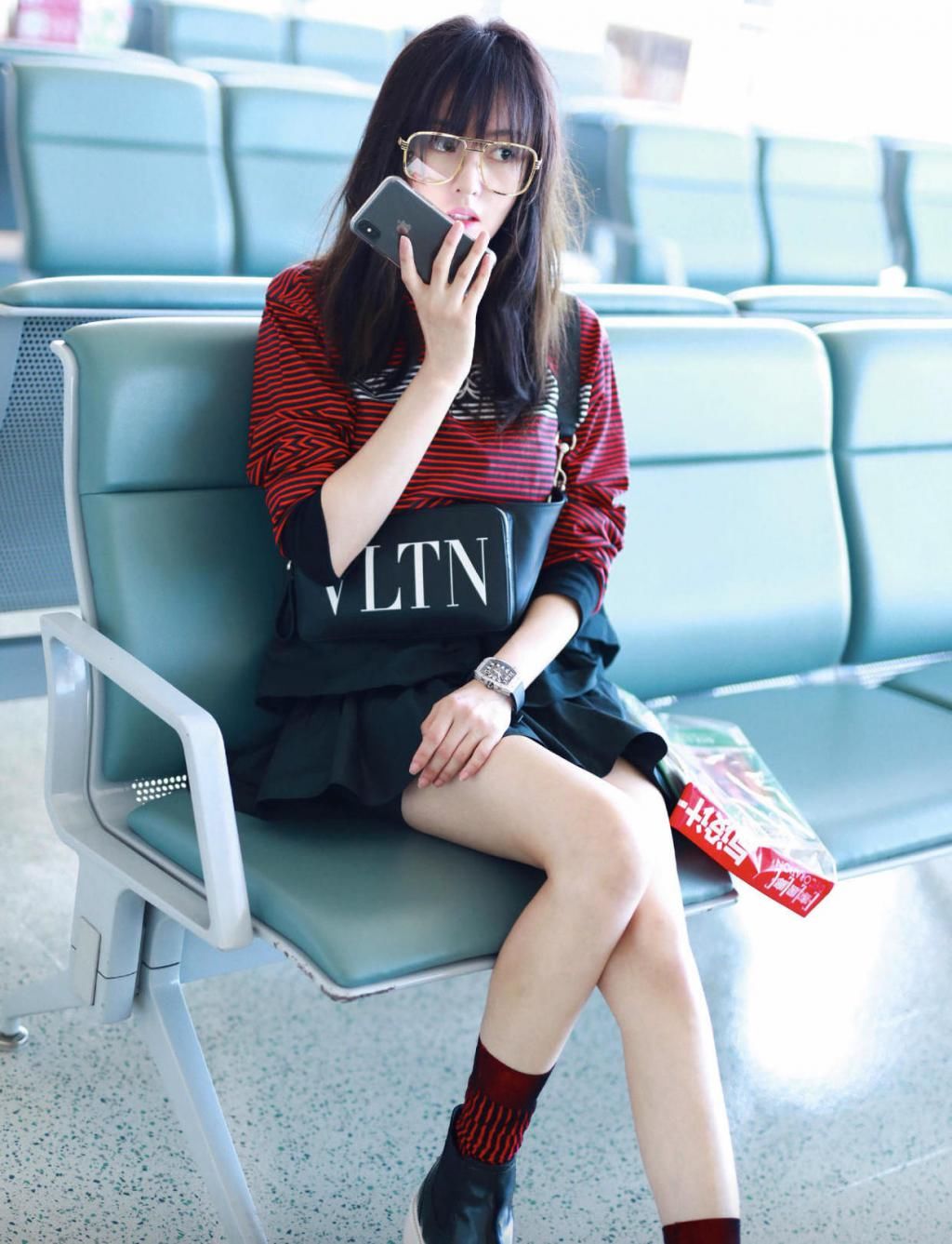  身材|张天爱穿衣搭配眼光真棒，条纹上衣配短裙，让身材比例看起来逆天