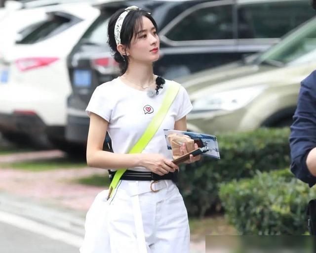  酒店|赵丽颖坦言现在去上海，不用住酒店就住黄晓明家里，原因很好笑