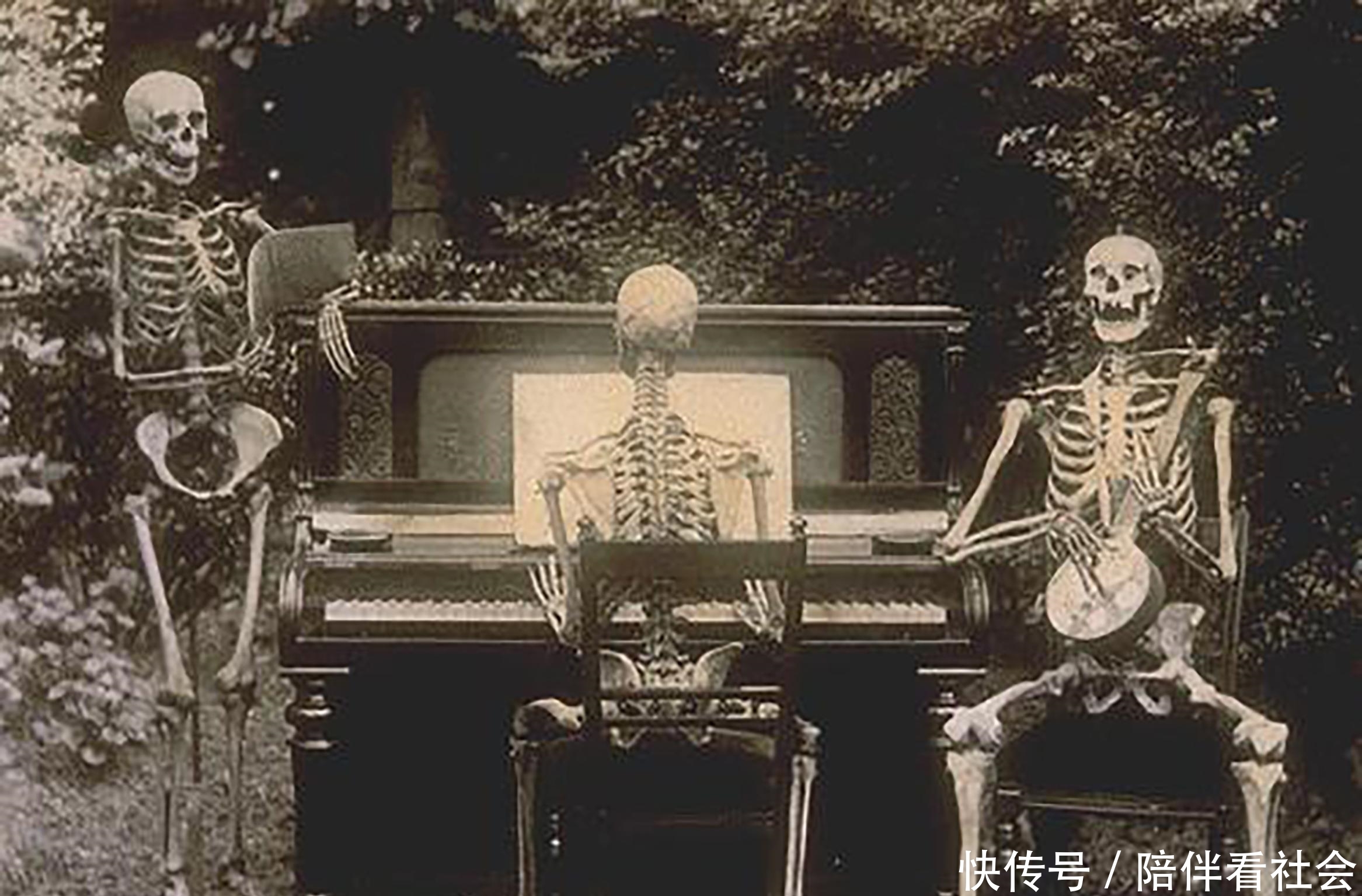 参观|历史罕见照：躺棺材中的墨索里尼，参观女子学院的希特勒，坦克上煎蛋的德军