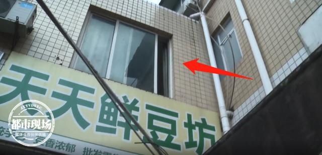  出生|酒店窗口抛下一个婴儿，刚刚出生还有脐带！警方正在调查父母