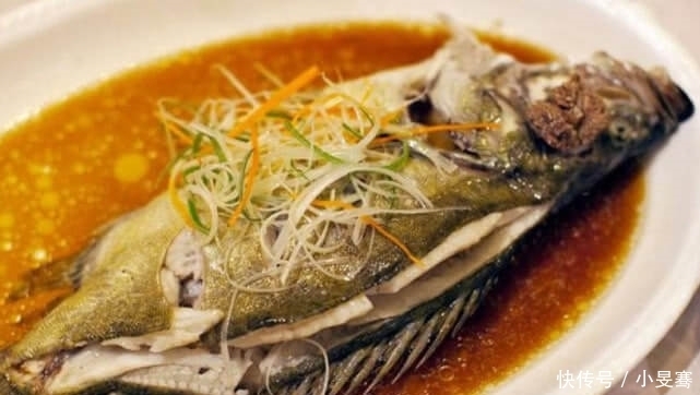 喉咙|鱼刺卡在喉咙里,不要再喝醋了,教你一招,让鱼刺自己跑出来!