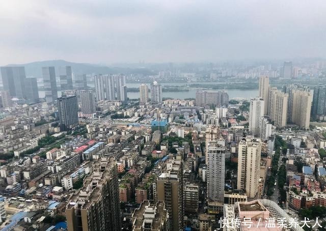  每秒|这栋大楼的高速电梯特快，每秒6米，有坐飞机的感觉