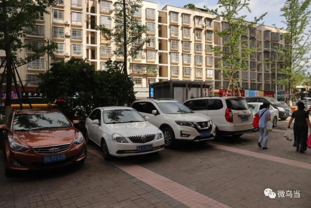 乱放|曝光台 | 北衙路机动车乱停乱放现象严重