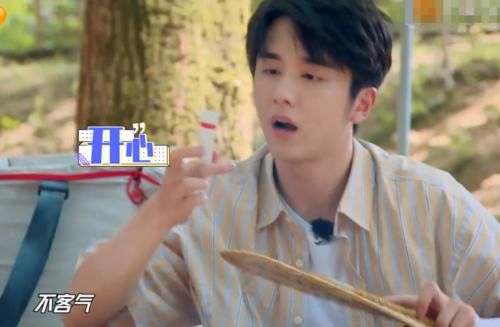  程度|张新成烤串手被火燎起泡了，谭松韵的做法，暴露两人亲密程度！