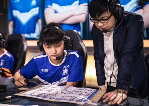  低迷|猫神状态低迷，走位“下饭”，刚秀了一波就开始飘了？