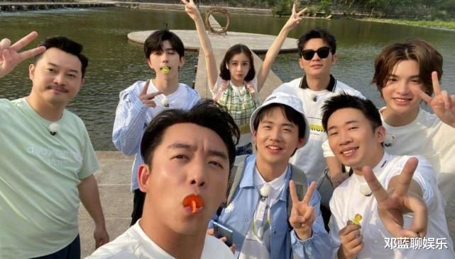  郑恺|郑恺地铁被人偶遇玩手游！镜头放大十倍后，网友都沉默了！