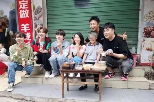  简陋|邓紫棋接乡镇路演邓超帮捧场？不时有男粉上台，演出现场简陋混乱