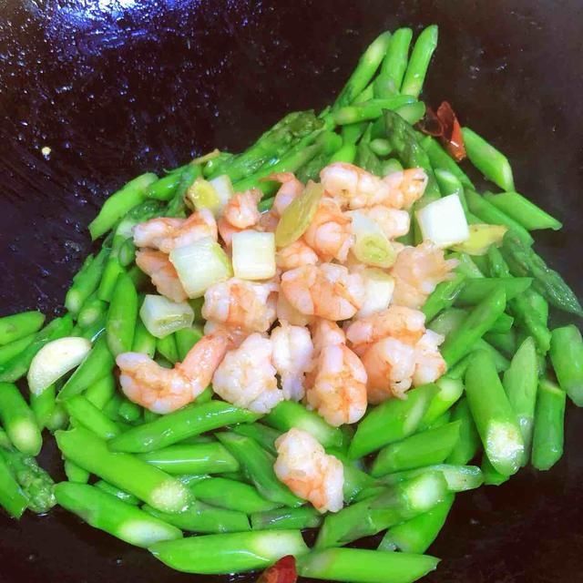  虾仁|芦笋炒虾仁的家常做法，清淡鲜香，虾肉滑嫩，出锅好看又好吃