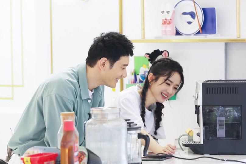  东西|中餐厅4：赵丽颖吃东西为了思考，说自己不会管钱，数钱的姿势却出卖了自己