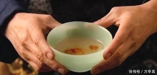  亲生|《甄嬛传》甄嬛本可让亲生儿子继位，为何要让四阿哥登基？