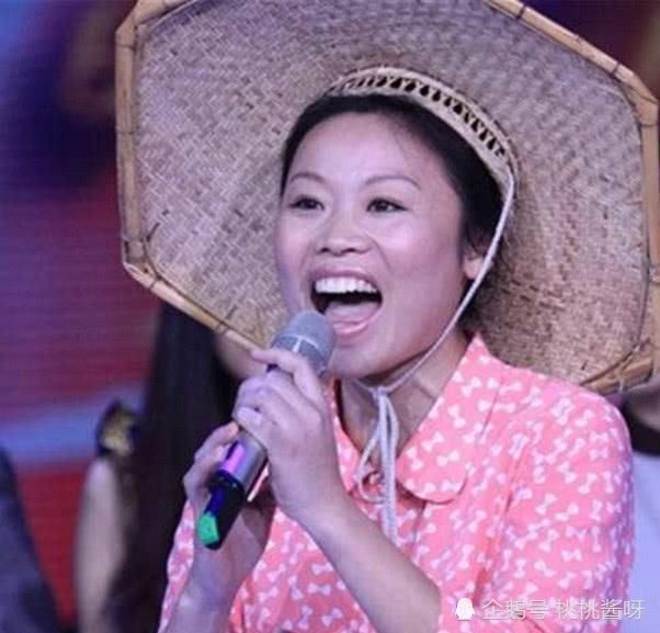  大道|从《星光大道》出道的草帽姐，为何沦落路边卖葡萄，原因值得深思