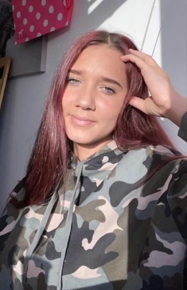  秋千|尴尬！英14岁女生为拍视频挤进儿童秋千被卡，最后向消防员求助