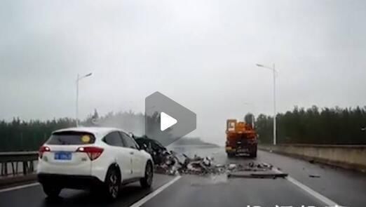  零件|小轿车遭遇严重车祸 零件碎片散落满地一片狼藉悲剧真相太可怕了