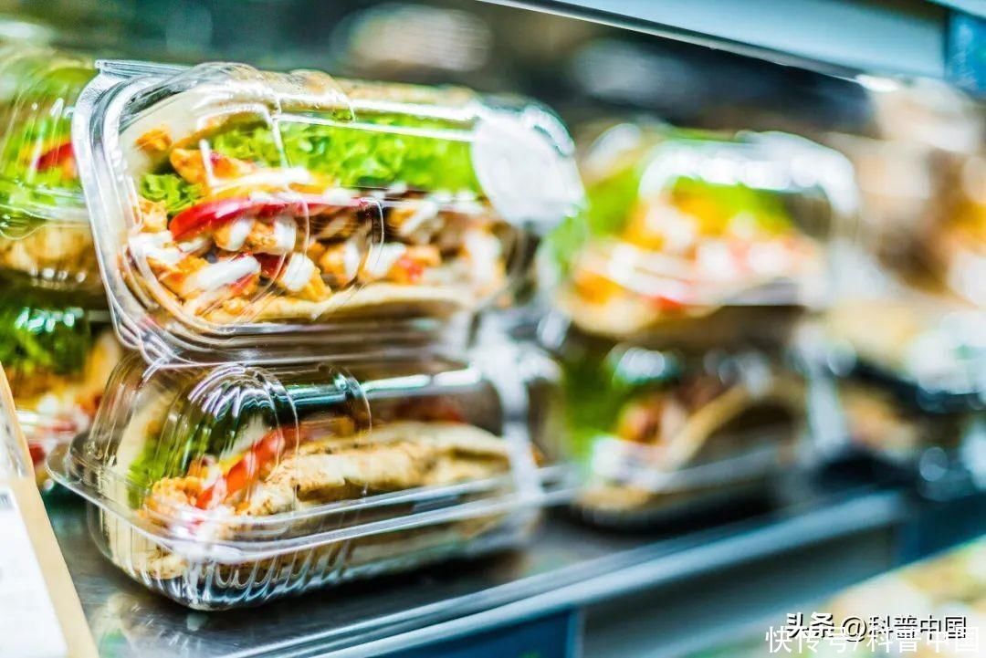 打1折的临期食品到底能不能买(打1折的临期食品，到底能不能买？安全吗？)