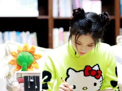 哪吒|张慧雯也太可爱了,穿凯蒂猫针织衫绑哪吒头,27岁呆萌又俏皮