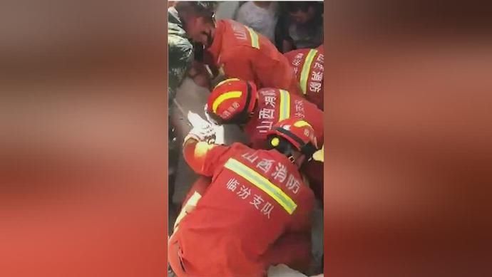  废墟|最新报道 | 山西临汾一饭店坍塌已致13人遇难！废墟中，父亲紧紧抱住孩子…