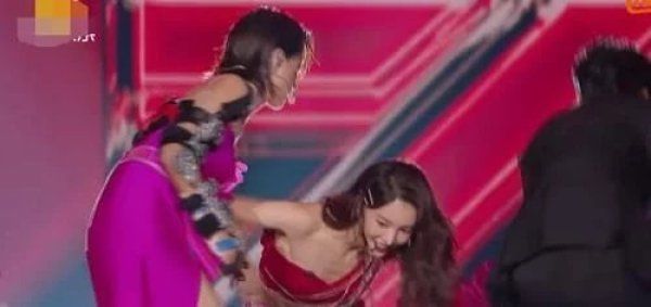 跳舞|万茜受伤依然站C位,全员单手跳舞有团魂,宁静顾全大局帮忙拉票