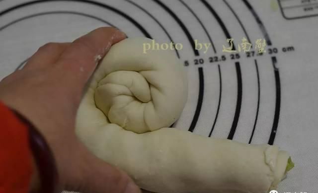 饼子上面|想做出层次分明的葱油饼，这个东西还真不能少！