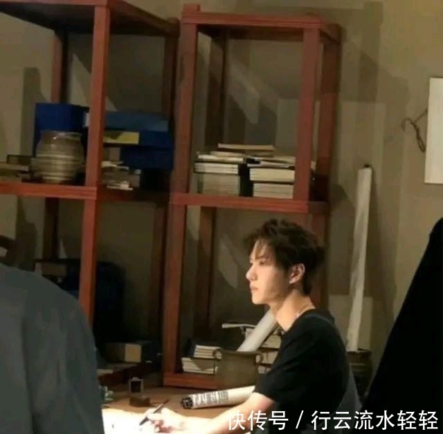 工作人员|工作人员发现王一博下班后正在练习认真