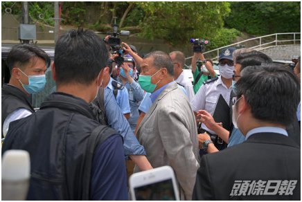 手铐|现场曝光！黎智英被押往搜证，双手戴手铐、多名警员押解，有人痛斥“世纪大汉奸”