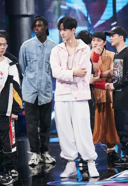  吓到|《街舞》小宝被王一博反撩，被撩到认怂，直接害羞开溜：脸红心跳