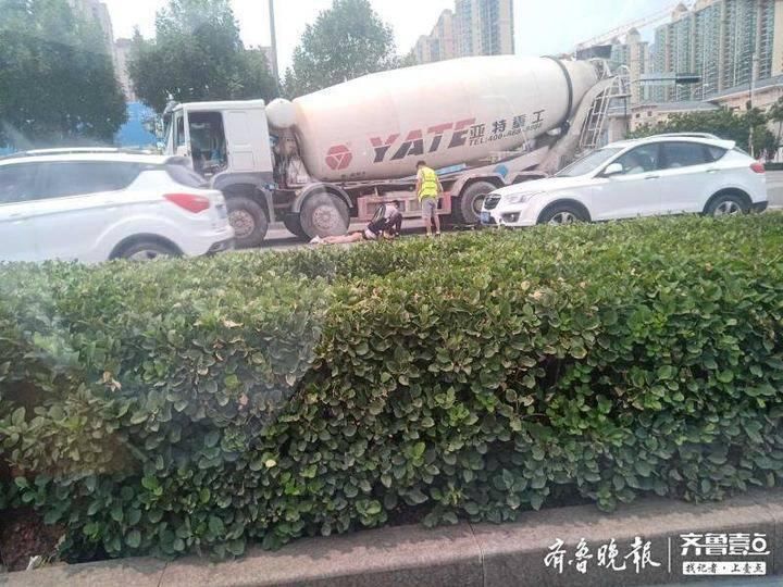 相撞|找记者 上壹点|搅拌车与自行车相撞,目击者:自行车男疑似身亡