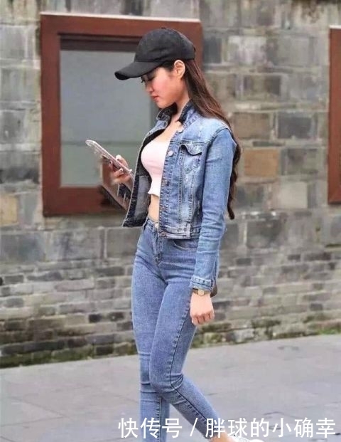 牛仔|街拍美女:小姐姐发型是螺旋卷发,集一身牛仔走路带风!
