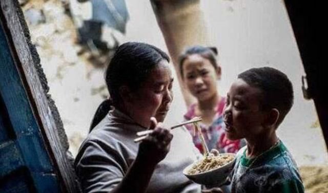 亲姐|还记得11个亲姐凑32万为弟弟娶亲买房的事？还有后续，心酸又现实