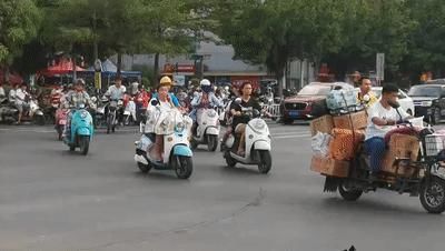 电驴|闯红灯、逆行、不按车道行驶…这些骑电驴的被交警曝光,有你吗?