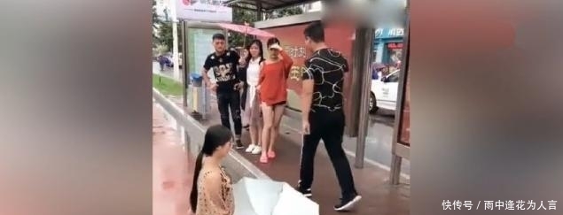  女孩|女孩雨中下跪求男友复合，男友狠心拒绝：“对不起！我买不起你”