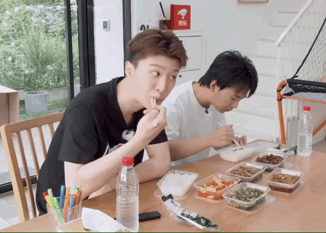  居然|郭麒麟和范丞丞录做饭节目，居然叫外卖，朱丹都看不过去了
