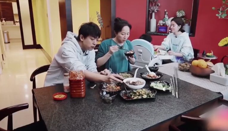  听清|李晟妈妈问李佳航菜的味道如何，听清李佳航的回复，满满的求生欲