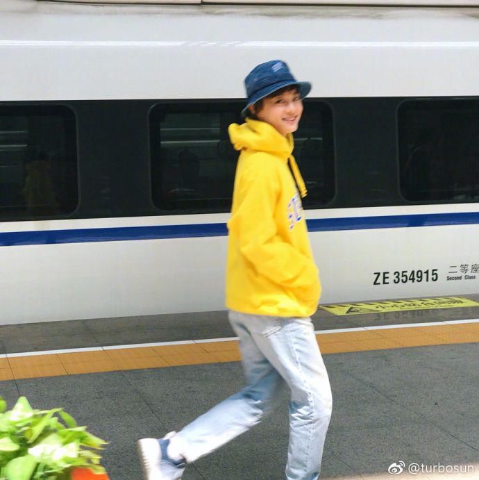 孙俪|孙俪参加书法展，穿休闲衣服搭运动鞋，打扮随意但不影响气质！