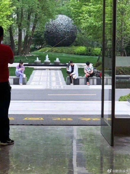  王思聪身边|王思聪换女友速度太快，携全新5名美女深夜出游，前女友怒怼网友