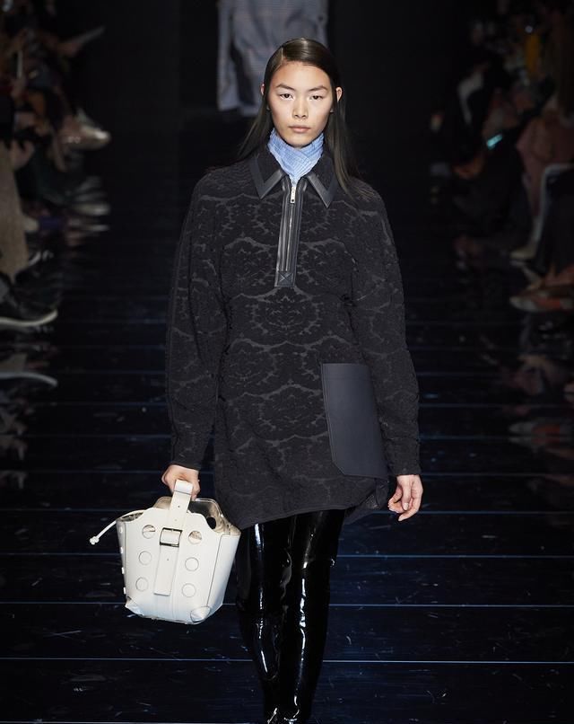  身姿|Sportmax展现女性妙曼身姿略带甜美感的剪裁与不对称美学打破刻板